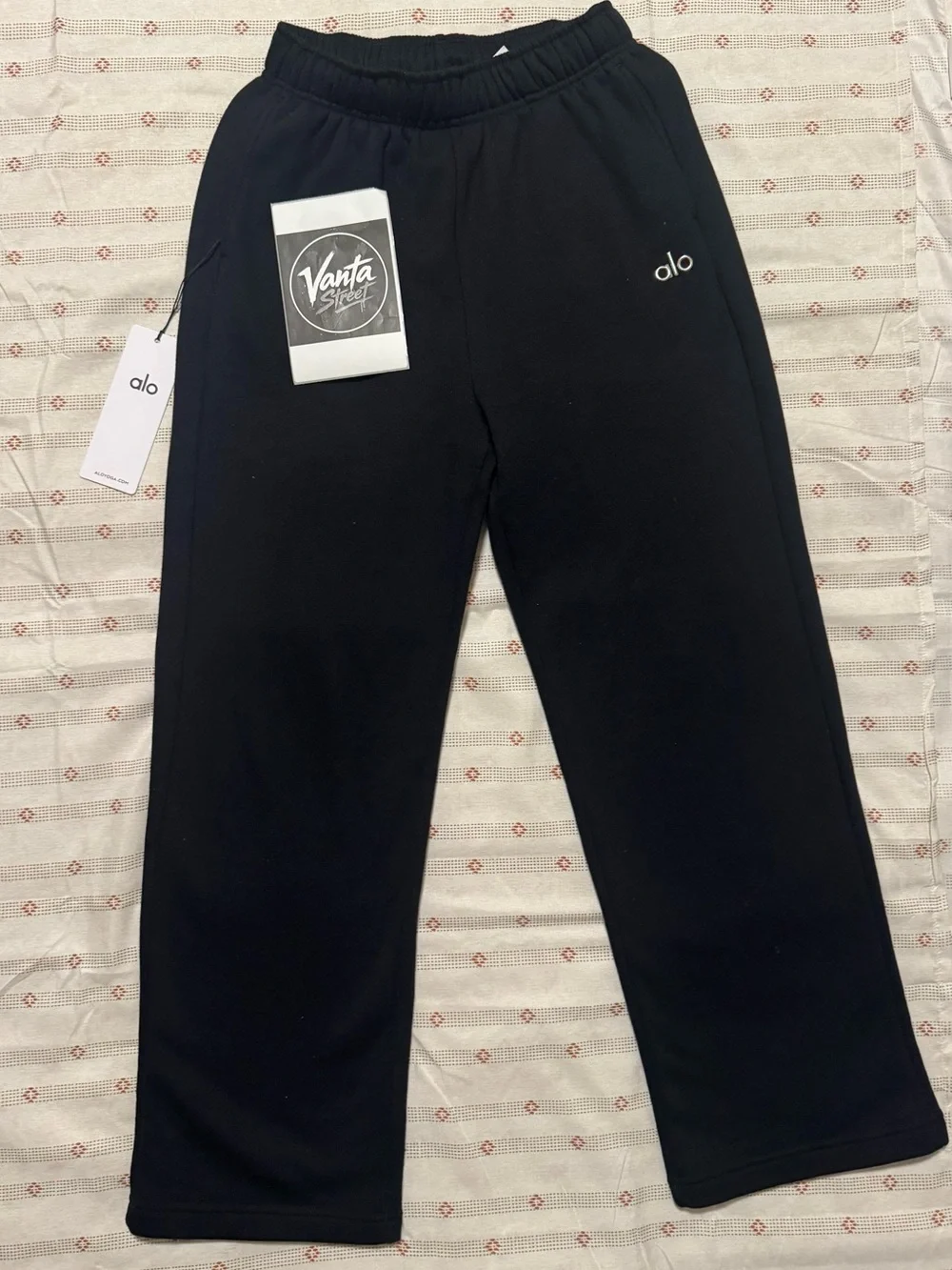 ALO Yoga Wonmen ’s Black Sweatpants with Subtle Logo - Picture 2 of 3